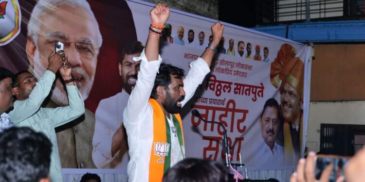 भर पावसात भिजत आमदार राम सातपुते यांचा विजयाचा संकल्प ; औरादच्या सभेने वेधले लक्ष