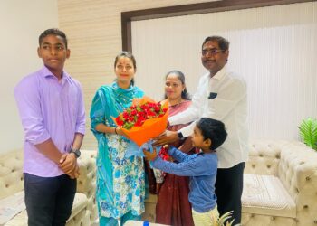 प्रणिती शिंदे यांनी घेतली महादेव कोगनुरे यांची भेट ; कोगनुरे समर्थकांची गर्दी पाहून प्रणितीताई झाल्या अवाक्