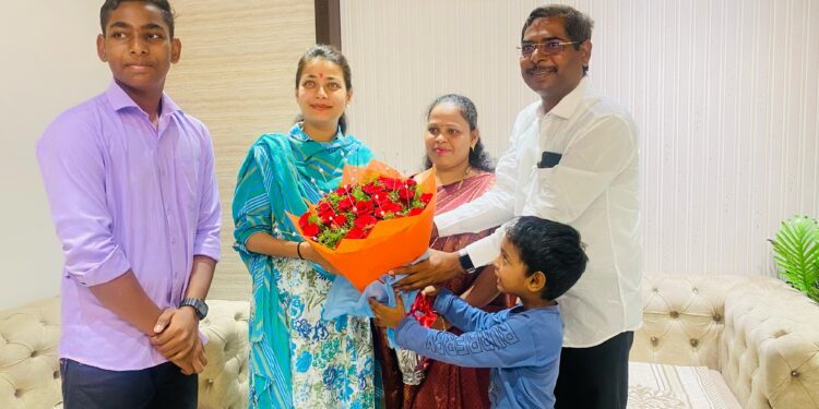 प्रणिती शिंदे यांनी घेतली महादेव कोगनुरे यांची भेट ; कोगनुरे समर्थकांची गर्दी पाहून प्रणितीताई झाल्या अवाक्