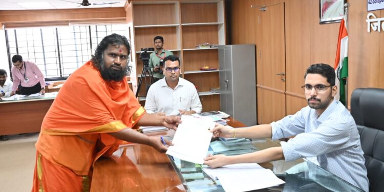 सोलापूर लोकसभेसाठी पहिला उमेदवारी अर्ज दाखल ; उमेदवाराला अपेक्षा, भाजपचा उमेदवार मीच होणार