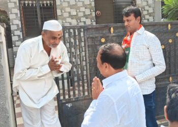 लोकसभा निवडणुकीसाठी आमदार विजयकुमार देशमुख यांचा ‘होम टू होम’ प्रचार