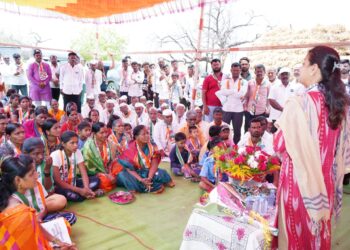 भागाईवाडीत महिलांच्या स्वागताने प्रणिती शिंदे भारावल्या !