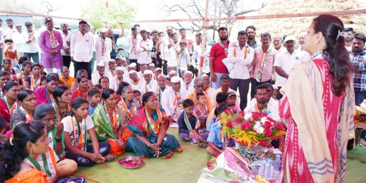 भागाईवाडीत महिलांच्या स्वागताने प्रणिती शिंदे भारावल्या !