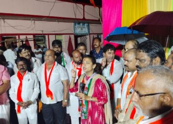 भर पावसात भिजत प्रणिती शिंदे यांची सभा ; पडत्या पावसातही नागरिक थांबून ; Video