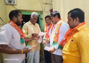 निश्चिन्त राहा आमचे मत राम भाऊंनाच ; होम टू होम प्रचारात नागरिकांची प्रतिक्रिया