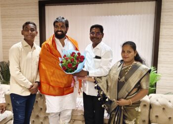 प्रणिती शिंदेंनंतर आता राम सातपुते ही भेटीला ; महादेव कोगणूरे यांचे महत्व वाढले