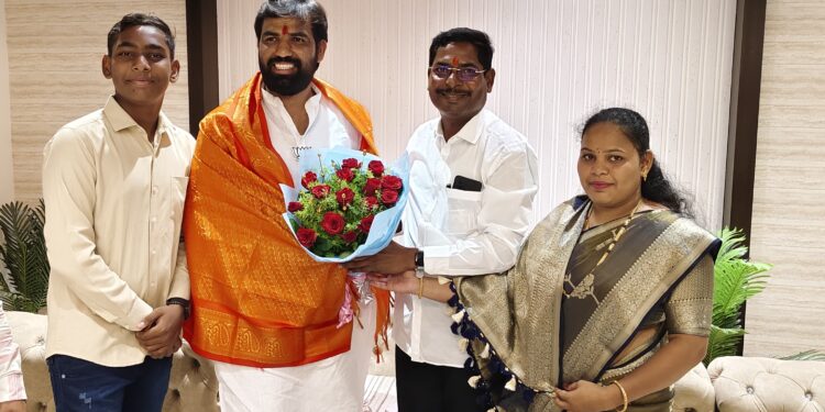 प्रणिती शिंदेंनंतर आता राम सातपुते ही भेटीला ; महादेव कोगणूरे यांचे महत्व वाढले