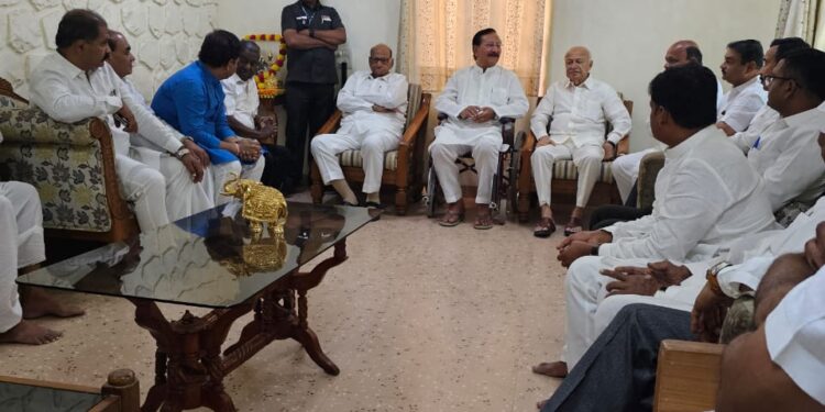 शरद पवार, विजयसिंह मोहिते पाटील व सुशीलकुमार शिंदे यांच्यात राजकीय खलबते ; अकलूजच्या बैठकीकडे महाराष्ट्राचे लक्ष