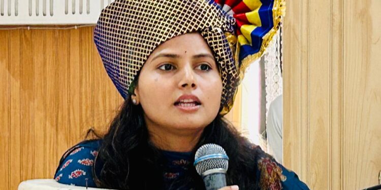 डाॅ. बाबासाहेब आंबेडकरांमुळेच मी सीईओ म्हणून उभी ; झेडपी प्रशासक मनिषा आव्हाळे  ; जिल्हा परिषदेत अभिवादन