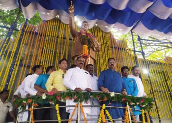 डॉ.बाबासाहेब आंबेडकर यांना माजी आमदार दिलीप माने यांचे अभिवादन