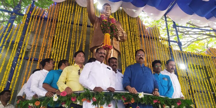 डॉ.बाबासाहेब आंबेडकर यांना माजी आमदार दिलीप माने यांचे अभिवादन