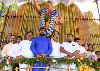 दीनदलित समाज डॉ. बाबासाहेब आंबेडकर यांच्या संविधानामुळेच समाजाच्या मुख्य प्रवाहात डॉ. बाबासाहेब आंबेडकर यांना आमदार राम सातपुते यांनी केले अभिवादन