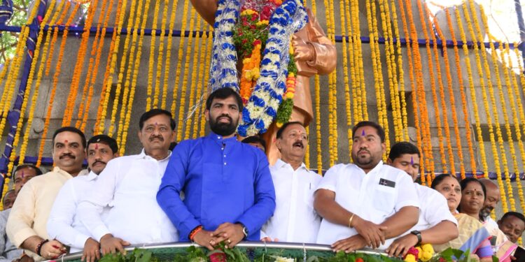 दीनदलित समाज डॉ. बाबासाहेब आंबेडकर यांच्या संविधानामुळेच समाजाच्या मुख्य प्रवाहात  डॉ. बाबासाहेब आंबेडकर यांना आमदार राम सातपुते यांनी केले अभिवादन