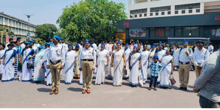 ऑल इंडिया समता सैनिक दलाची महामानवाला शानदार मानवंदना ; संविधान बचाव रॅलीने वेधले लक्ष