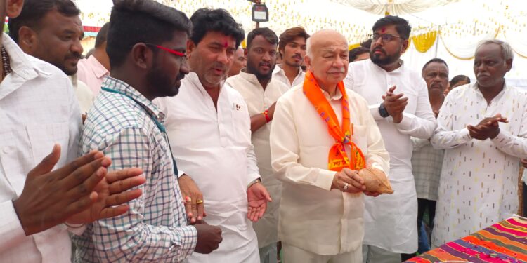 सुशीलकुमार शिंदे यांच्या हस्ते प्रभू श्रीरामाची उत्साहात पूजा