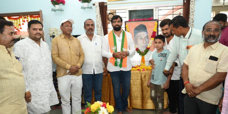 धर्मवीर वि. रा. पाटील यांच्या स्मारकासाठी करणार पाठपुरावा ; आमदार राम सातपुते यांचे आश्वासन