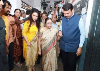 आईचा हात, पत्नीची साथ, जनतेचा आशिर्वाद घेत फडणवीसांनी मतदानाचा हक्क बजावला!