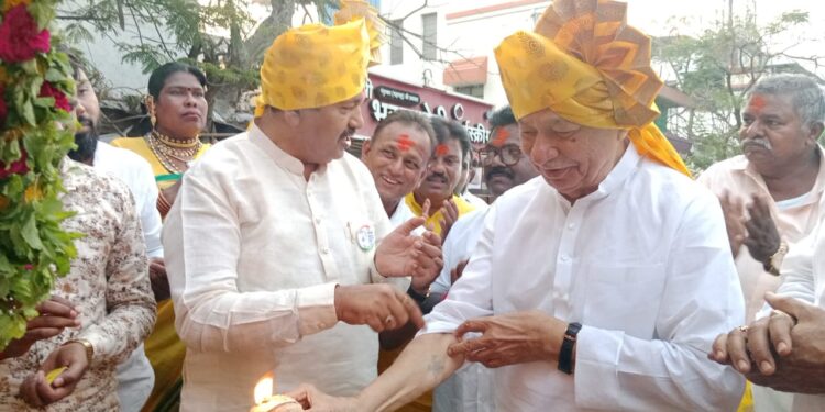 सुशीलकुमारांच्या हातावर गोंदवलेला हनुमान ; वडार समाजाच्या मिरवणुकीत काय घडले