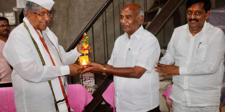 सोलापुरात भाजपला मिळाली वस्त्रोद्योजकांची ताकद ; चादर व टॉवेल उद्योजकांकडून राम सातपुते यांच्या विजयाचा निर्धार