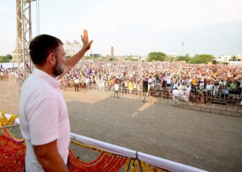 राहुल गांधींच्या सभेचे वादळ सोलापुरात घोंगावले ! राहुल यांच्या सभेला तुफान गर्दी