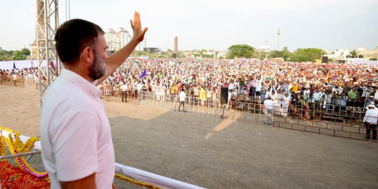 राहुल गांधींच्या सभेचे वादळ सोलापुरात घोंगावले ! राहुल यांच्या सभेला तुफान गर्दी