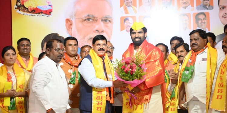 सोलापुरात कोळी महासंघाचा भाजप उमेदवार आमदार राम सातपुते यांना पाठिंबा