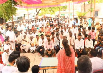 “मी आमदार खासदार घरी, इथे तुमची नोकर” ; आमदार प्रणिती शिंदेंच्या निंबर्गी गावात सभेला तुफान गर्दी