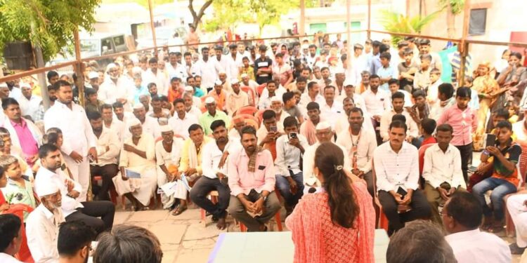 “मी आमदार खासदार घरी, इथे तुमची नोकर” ; आमदार प्रणिती शिंदेंच्या निंबर्गी गावात सभेला तुफान गर्दी