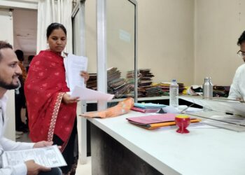 माध्यमिक शिक्षणाधिकाऱ्यांचा संवेदनशीलपणा ; भारतीय सैन्यातील जवानाला दिली व्हीआयपी ट्रीटमेंट