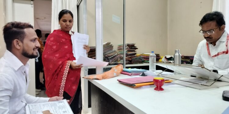 माध्यमिक शिक्षणाधिकाऱ्यांचा संवेदनशीलपणा ; भारतीय सैन्यातील जवानाला दिली व्हीआयपी ट्रीटमेंट