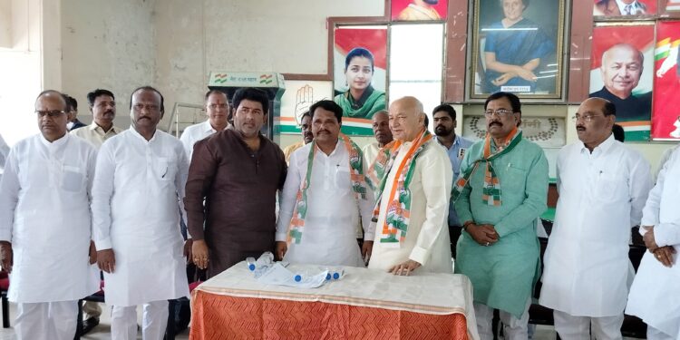 भाजपला अक्कलकोट मतदारसंघात धक्का ; सोलापूर लोकसभा भाजपचे इच्छुक उमेदवार काँग्रेस पक्षात दाखल