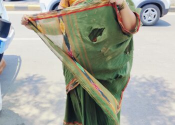 फाटकी साडी घालून गोल्डन नगरसेविका उमेदवारी अर्ज दाखल करायला ; श्रीदेवी फुलारे यांनी अपक्ष उमेदवारी अर्ज भरला