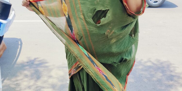 फाटकी साडी घालून गोल्डन नगरसेविका उमेदवारी अर्ज दाखल करायला ; श्रीदेवी फुलारे यांनी अपक्ष उमेदवारी अर्ज भरला