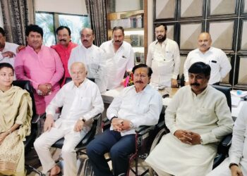 मोहिते पाटील परिवार लंचसाठी सुशीलकुमार शिंदेंच्या जनवात्सल्य वर; राजकीय खलबते ; सुशील कुमारांनी देवेंद्र फडणवीसांना टोला