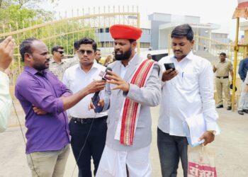 महात्मा फुलेंच्या वेशभूषेत लक्ष्मण हाक्के यांनी भरला उमेदवारी अर्ज ; माढा लढविणार