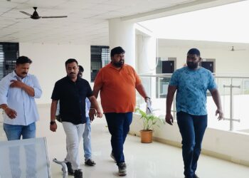 मोठी ब्रेकिंग ! सोलापुरातून वंचित बहुजन आघाडीची माघार ? ; राहुल गायकवाड यांनी उमेदवारी अर्ज काढला ; जिल्हाधिकाऱ्यांनी वंचितच्या जिल्हाध्यक्षाला का ठेवले काही वेळ पोलिसांच्या ताब्यात