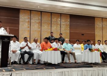 प्रणिती शिंदेंसाठी कर्नाटक मंत्री एम बी पाटील यांनी बांधली लिंगायत समाजाची मोट