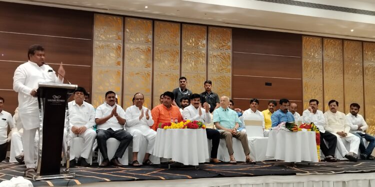 प्रणिती शिंदेंसाठी कर्नाटक मंत्री एम बी पाटील यांनी बांधली लिंगायत समाजाची मोट