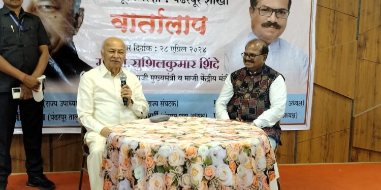 अभिजित पाटील व धवलसिंह मोहिते भाजपच्या वाटेवर? ; सुशीलकुमारांना प्रश्न ; पहा काय दिले उत्तर