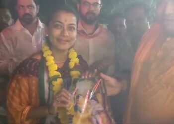 आमदार प्रणिती शिंदेंची पावसात भिजत प्रभू श्रीकृष्णाची पूजा ; जुळे सोलापूर भागात प्रतिसाद