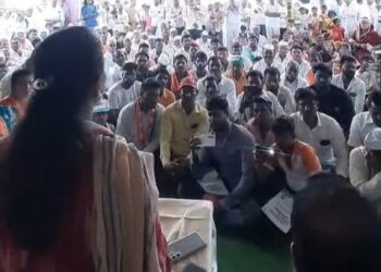 उत्तर तालुक्यात प्रणिती शिंदेंच्या दौऱ्याला मोठी गर्दी ; दिलीप माने व काका साठे यांची खंबीर साथ