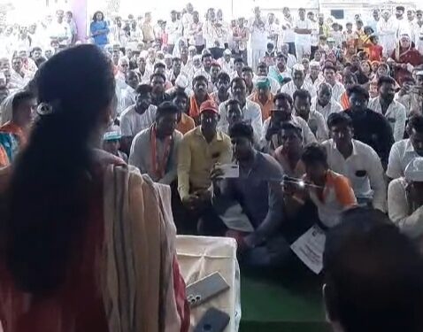 उत्तर तालुक्यात प्रणिती शिंदेंच्या दौऱ्याला मोठी गर्दी ; दिलीप माने व काका साठे यांची खंबीर साथ