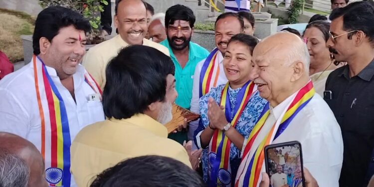 सोलापुरात रिपाइं नेते राजा सरवदे यांच्या काँग्रेस उमेदवार प्रणिती शिंदे यांना डबल शुभेच्छा