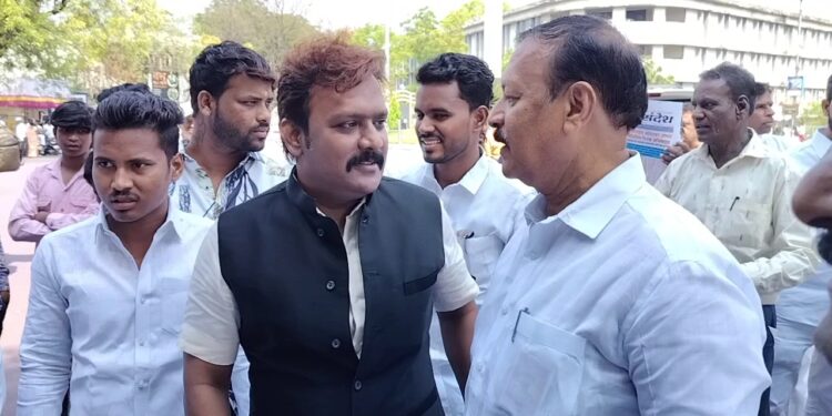 विजयकुमार देशमुख सरसावले रमेश कदम यांना भेटण्यासाठी ; कदम अभिवादनाला सोलापुरात