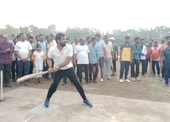 आमदार राम सातपुते यांनी षटकार मारताच नागरिक म्हणाले ‘अबकी बार चारसो पार’