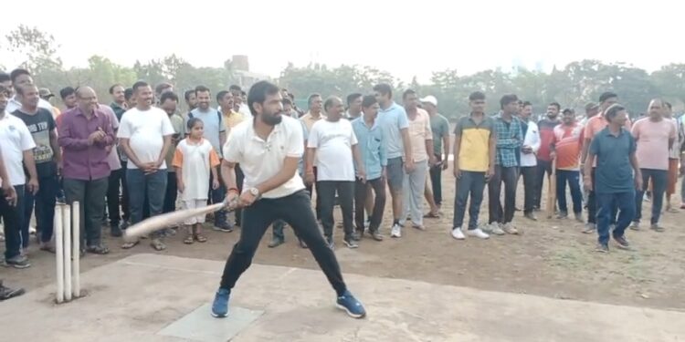 आमदार राम सातपुते यांनी षटकार मारताच नागरिक म्हणाले ‘अबकी बार चारसो पार’