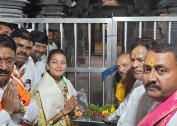 आमदार प्रणिती शिंदे यांचा पांडुरंगाच्या चरणी नतमस्तक होऊन प्रचाराचा शुभारंभ ; रामनवमीचा मुहूर्त ; मी कामच करणार, नाही तर कान पकडा