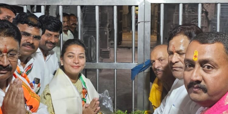 आमदार प्रणिती शिंदे यांचा पांडुरंगाच्या चरणी नतमस्तक होऊन प्रचाराचा शुभारंभ ; रामनवमीचा मुहूर्त ; मी कामच करणार, नाही तर कान पकडा