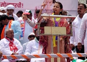 प्रणिती शिंदे यांचे धडाकेबाज भाषण ; दोन्ही खासदाराला घेऊन फिरायला लाज वाटते का? माझे वडील खांद्याला खांदा लावून फिरतात