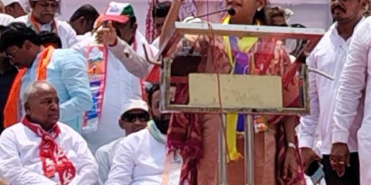 प्रणिती शिंदे यांचे धडाकेबाज भाषण ; दोन्ही खासदाराला घेऊन फिरायला लाज वाटते का? माझे वडील खांद्याला खांदा लावून फिरतात